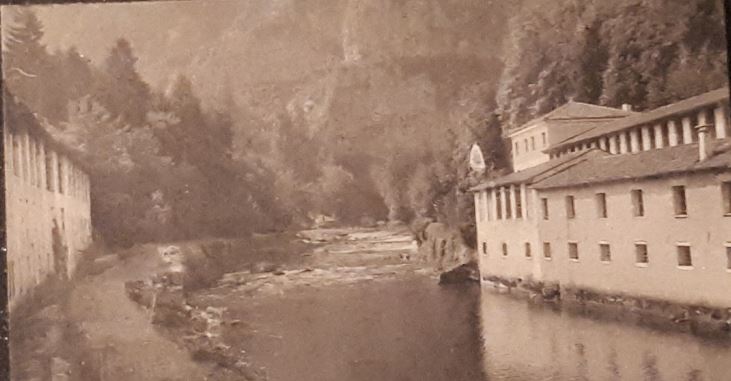 Cartolina dintorini Bassano con laghetto Oliero 1913_Cartiera