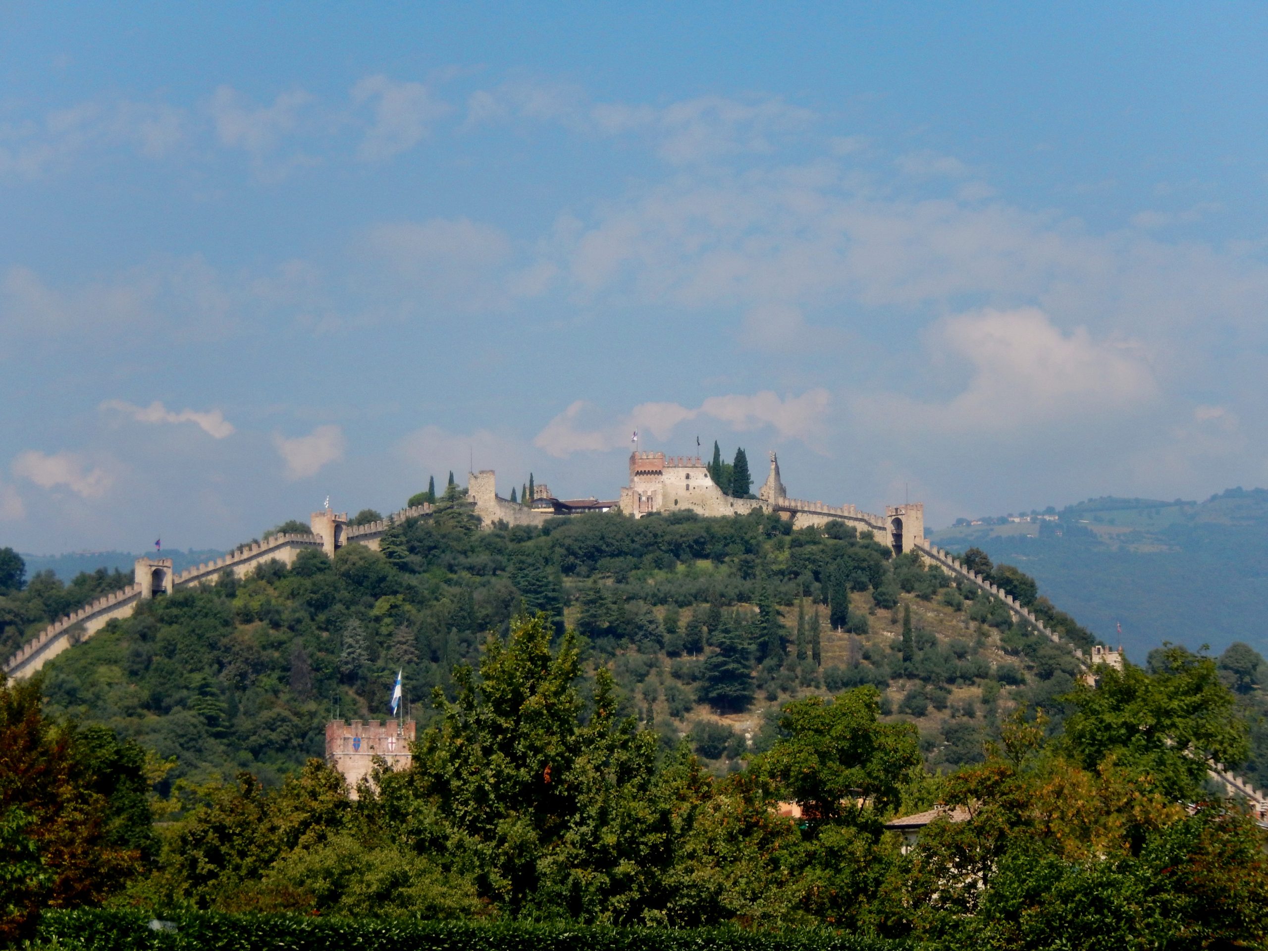 La_cinta_muraria_di_Marostica_che_abbraccia_la_collina